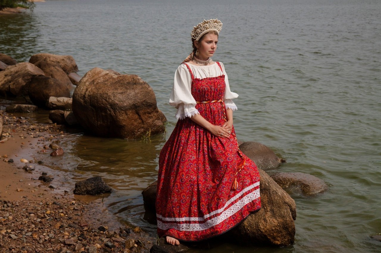 Women in Slavic costumes in Caloocan